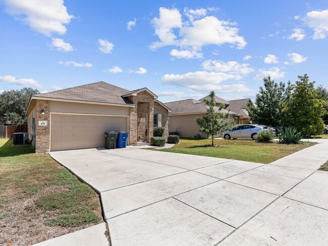 Building Photo - Charming Home Awaits: Spacious & Modern Li...