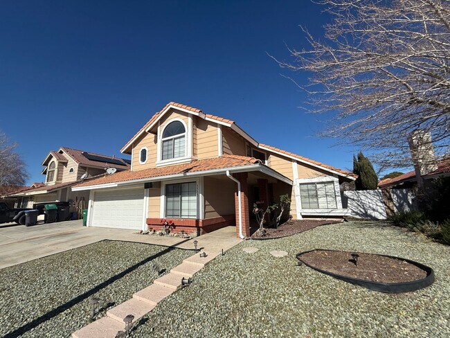 Foto del edificio - Spacious 4-Bedroom Home with Solar, Pool & Spa in Lancaster!