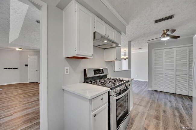 Building Photo - 6036 Camelot Ct