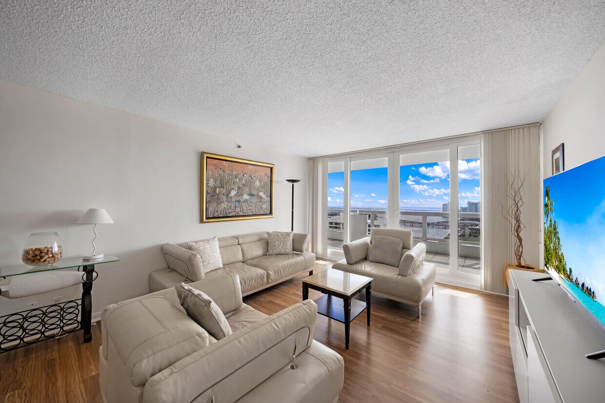 Foto principal - 1717 N Bayshore Dr