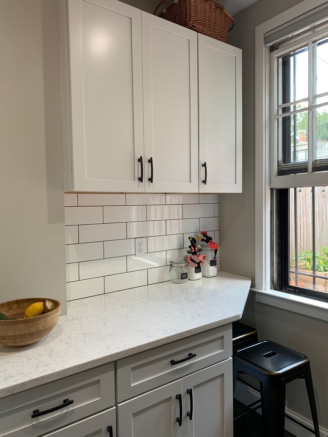 Building Photo - 320 14th Pl NE