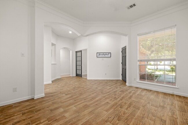 Foto del edificio - 3538 Lakeaires Ln