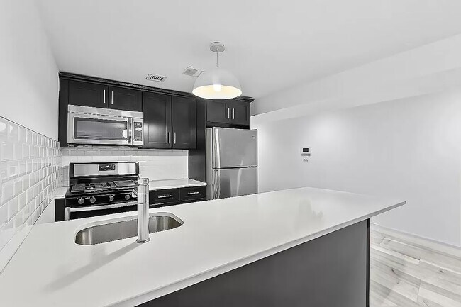 Foto del edificio - 646 Chauncey St