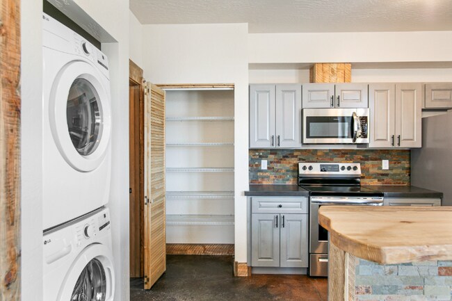 Foto del edificio - 6240 Three Needles Ln