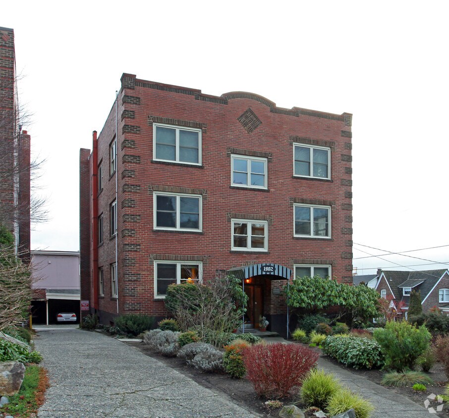 Primary Photo - Amhirst Apts