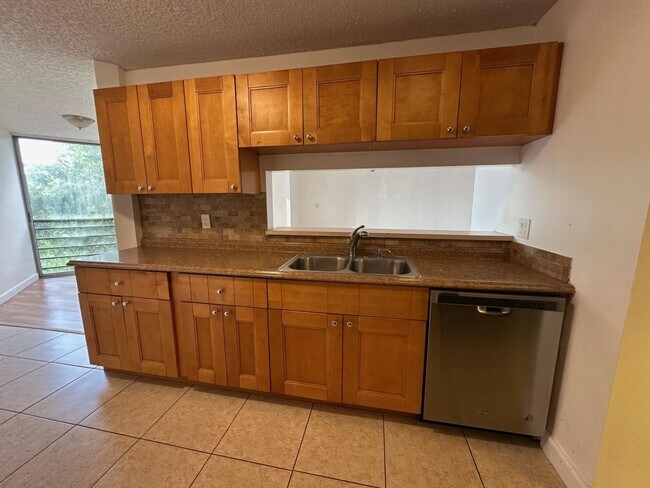 Foto del edificio - 8135 Sunrise Lakes Blvd