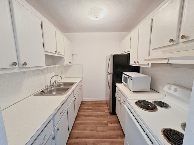 Photo - Charming Lakeside Retreat at Seminole Gard... House