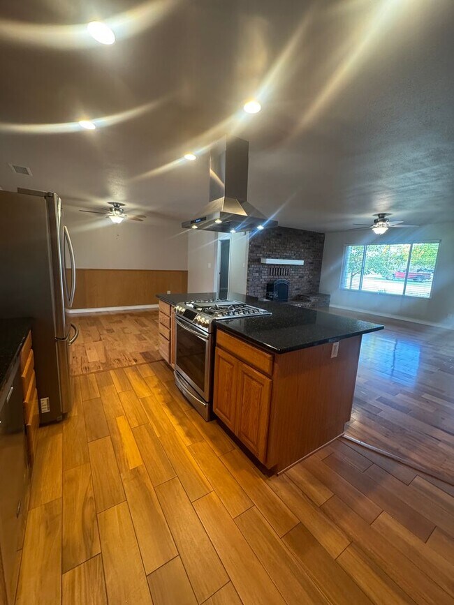 Building Photo - BEAUTIFUL 4 BED/3BATH IN REDDING WITH POOL AND 3 CAR GARAGE