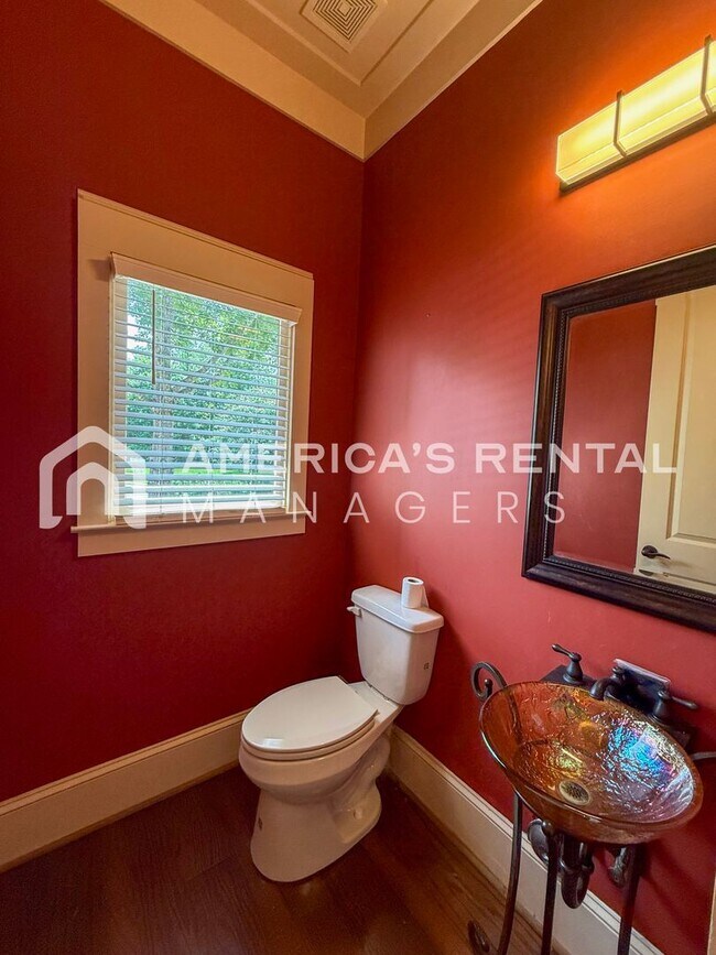 Foto del edificio - Elegant Townhome with Garage in Prime Hoov...