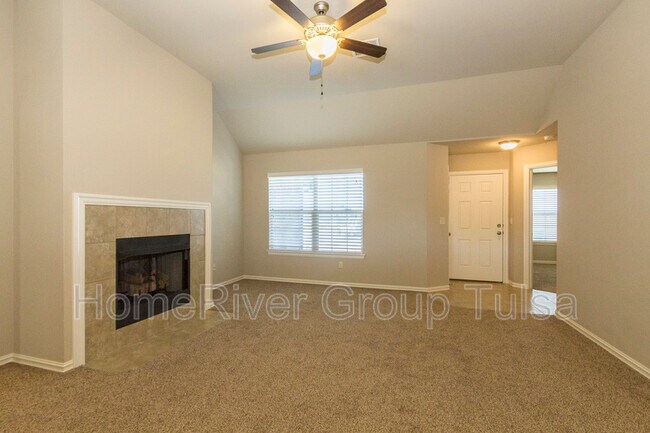 Building Photo - 13505 S Oak St