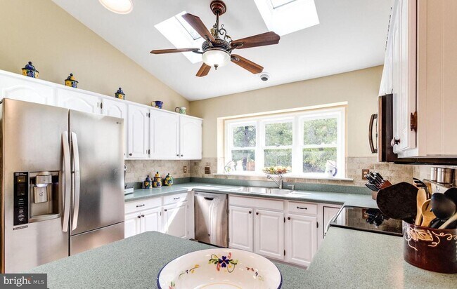 Building Photo - 6587 Forsythia St