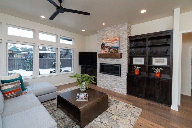 Foto del edificio - Custom 4 Bed Home in Shevlin West