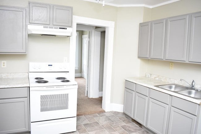 Clean and modern kitchen - 1802 12th St