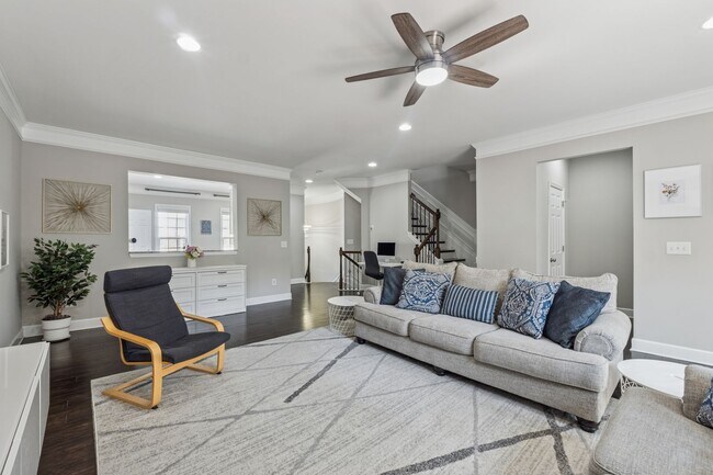 Building Photo - Stylish Unfurnished Townhome in Gated Comm...