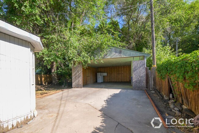 Foto del edificio - Great 2 Bedroom House on Dead End Street!