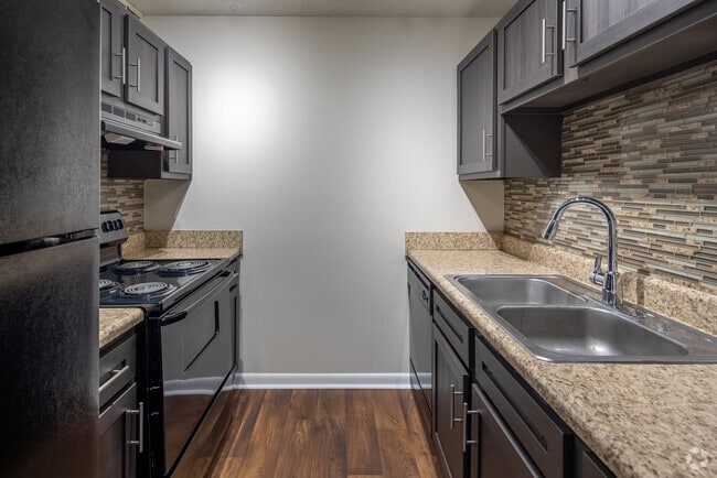 2BR, 1BA - 1,028SF - Kitchen - Candlewood