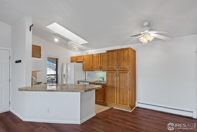 Building Photo - Top Floor 2bed/2bath Condo - Open Floor Pa...