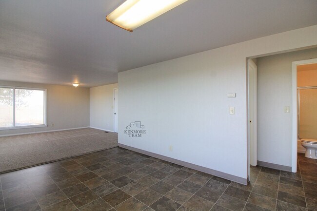 Building Photo - 2 Bedroom, 1 Bath + an Office Home in North Pasco