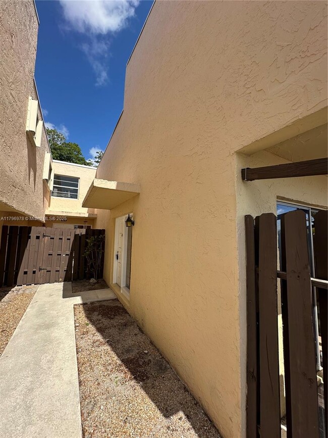 Foto del edificio - 8931 NE 4th Avenue Rd