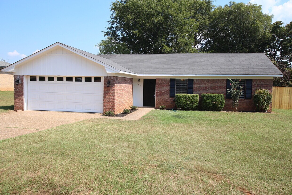 Foto principal - Coming Soon! 3 Bedroom 2 bathroom home in ...