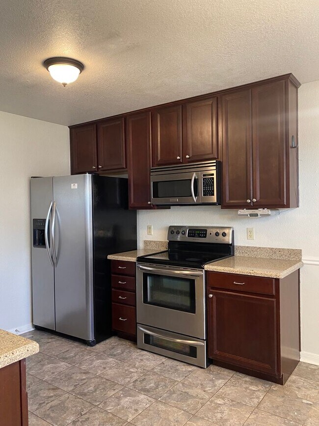 Foto del edificio - UPDATED 3 BEDROOM, EASY COMMUTE