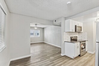 Building Photo - Skyline Parc Apartments
