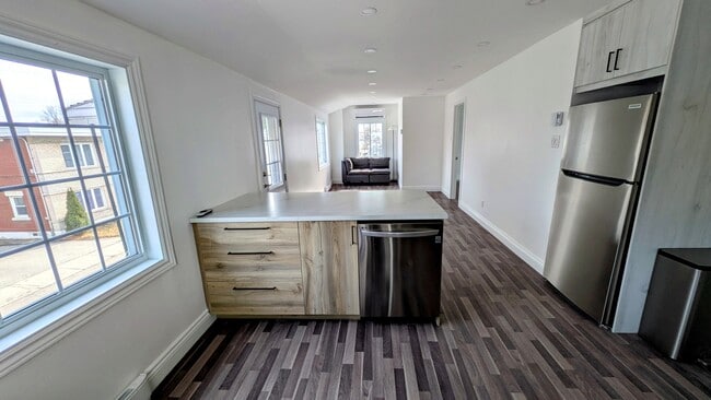 Building Photo - 449 Rue Cherrier