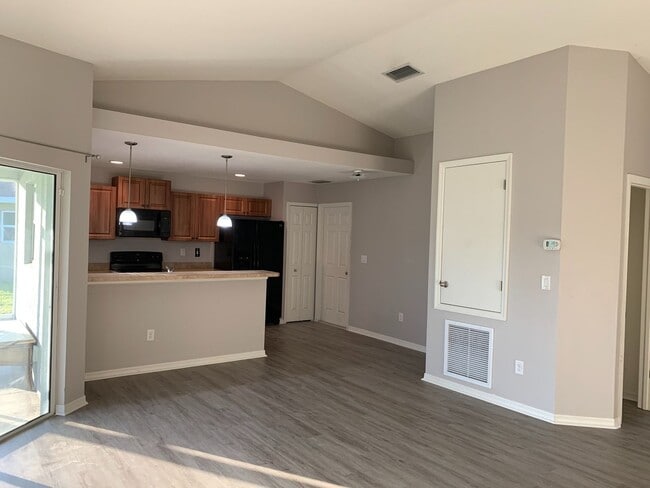 Building Photo - Well maintained 3/2/2 with pond view and community pool