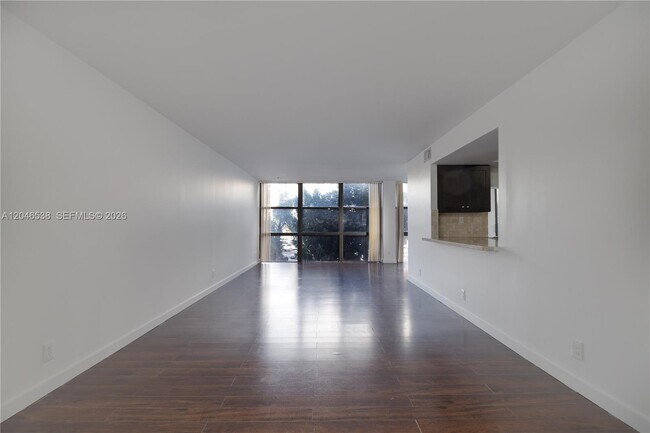 Building Photo - 1000 Parkview Dr