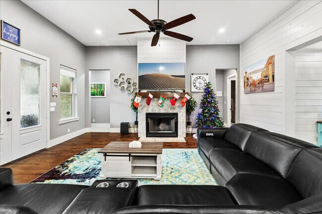 Foto del edificio - 16001 Plum Ln