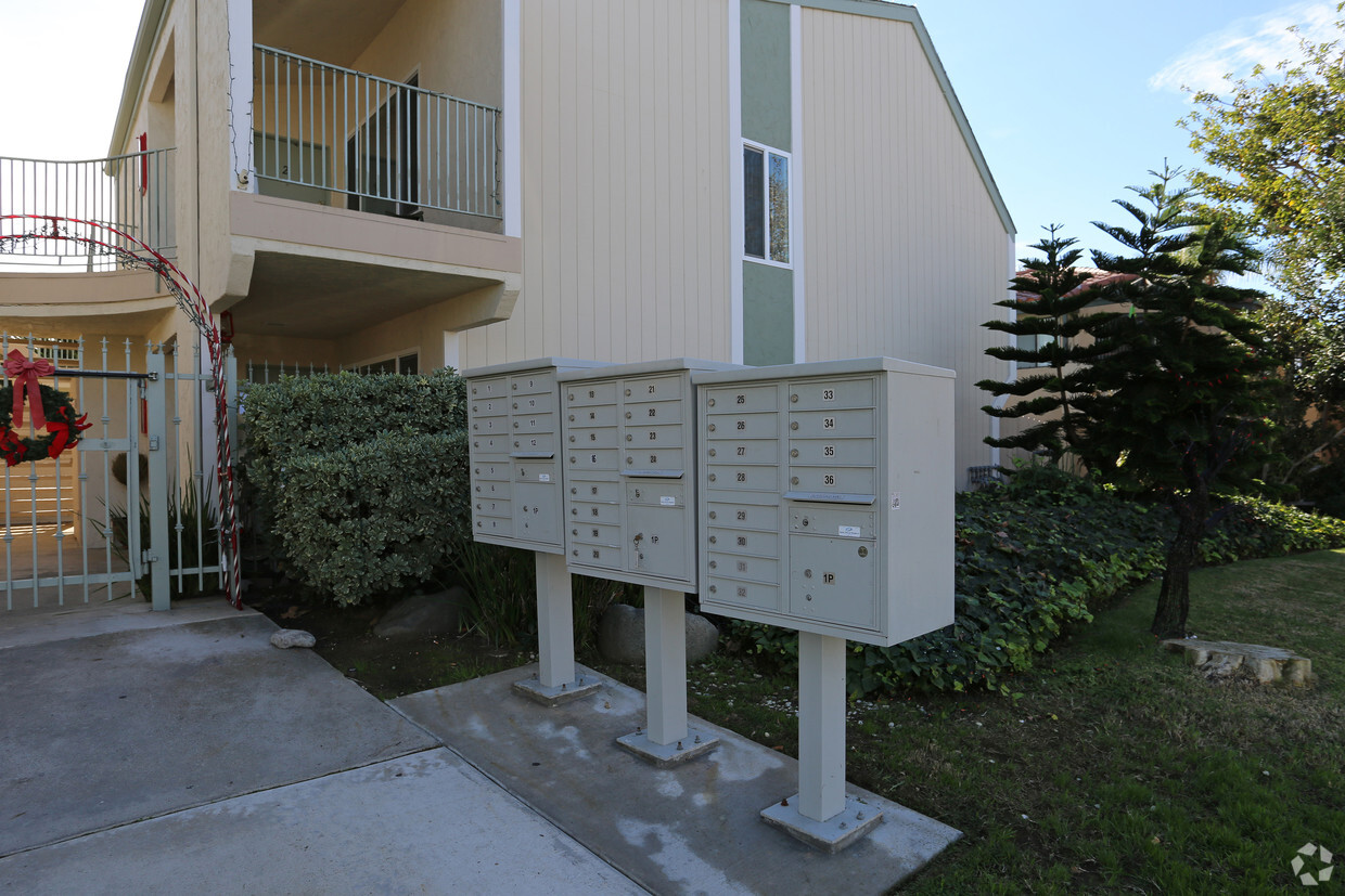 Foto del edificio - Carlsbad Pines Apartments