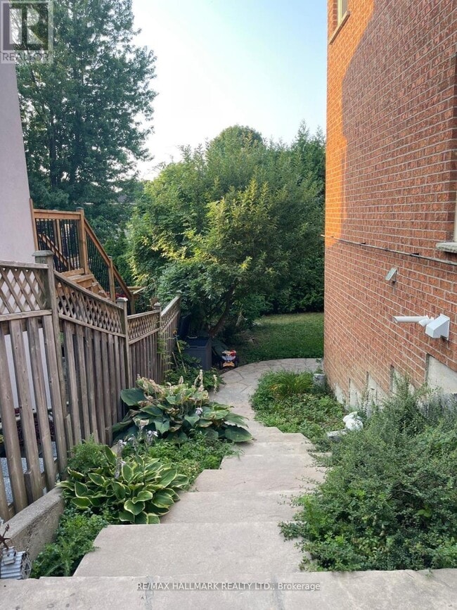 Building Photo - 76 Topham Crescent