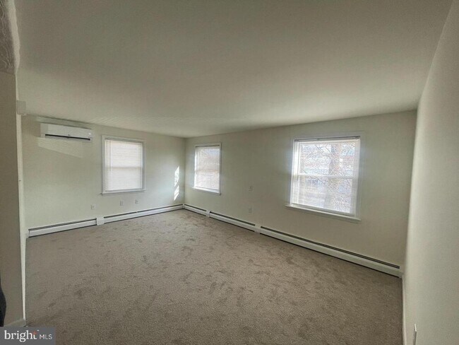 Building Photo - 233 Roesch Ave