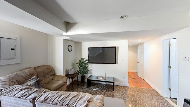 Foto del edificio - 23 Forest Street, Unit Front (3rd floor)