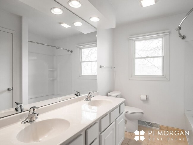 Building Photo - 3 Bed 3 Bath Duplex - Available now