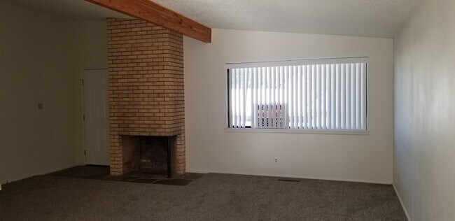 Foto del edificio - 3 bedroom, 1 bath rance style home on corner lot.