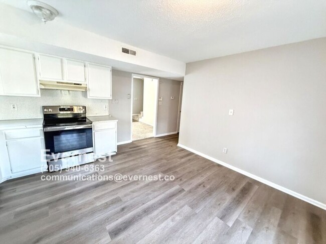 Foto del edificio - 1726 6th Pl Cir NW