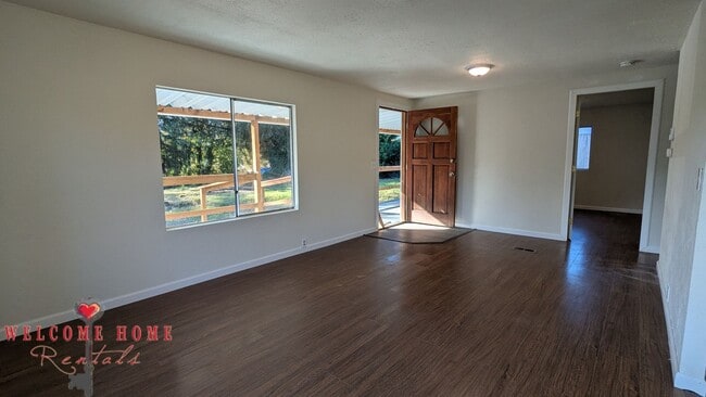 Building Photo - Huge fenced lot - bring your boat, trucks,...