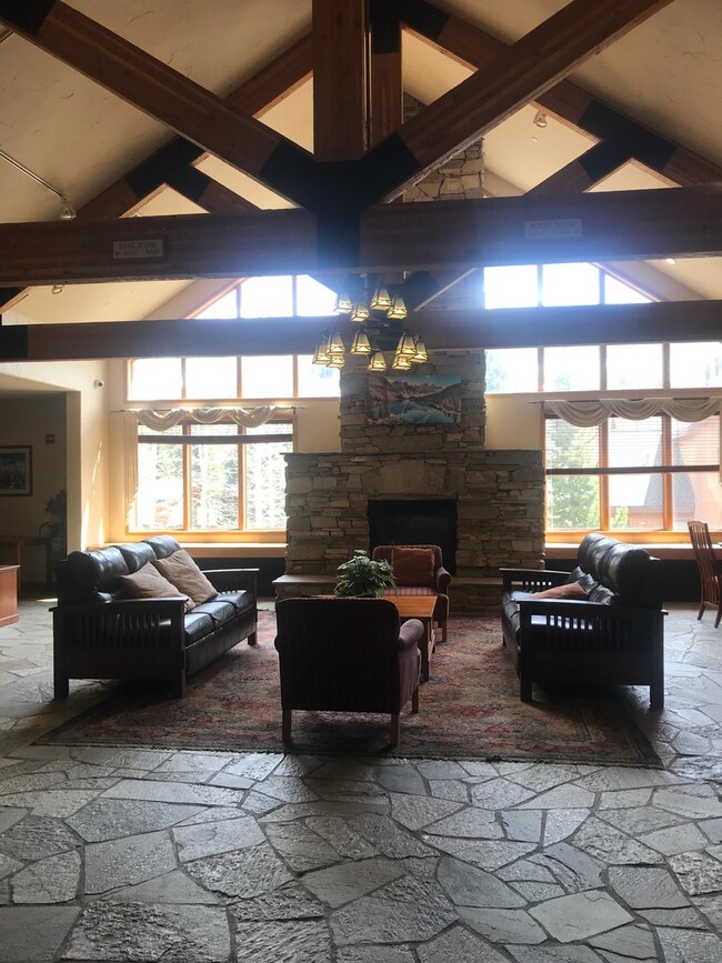 Foto del edificio - Gateway Condo - Fantastic Studio Unit close to Lifts & All Utilities Included