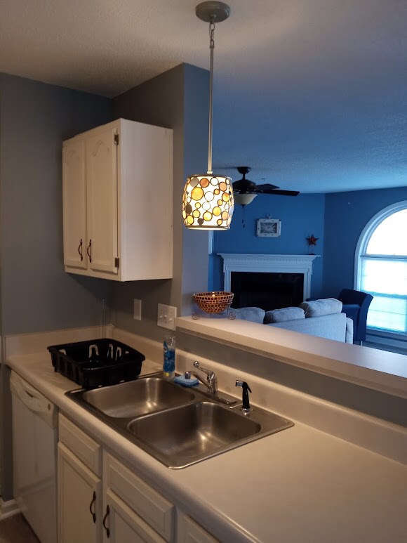 Building Photo - 412 Rivertree Ln