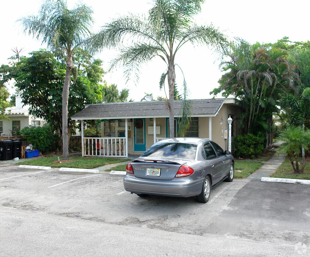 Primary Photo - 1112 NE 17th Ter