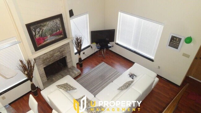 Building Photo - Spacious 2-Bed/2-Bath with High Ceilings, ...