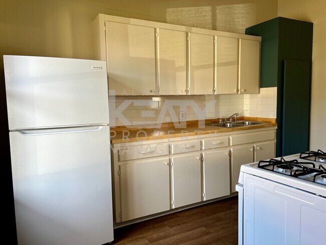 Building Photo - 2 Bedroom, 1 Bathroom House is Available Now!