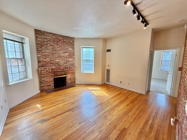 Building Photo - Dupont Prime Location Tree-Lined Corcoran St & 17th 1 bed 1 bath Condo UTILITIES INCLUDED.