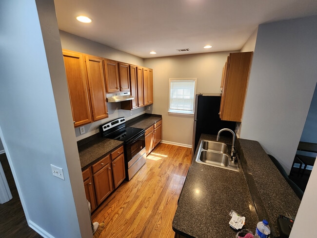 Building Photo - Room in Duplex on Hall St NW