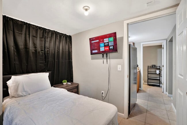 Building Photo - 408 Martin St