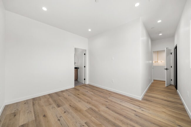 Foto del edificio - 6049 Craner Ave