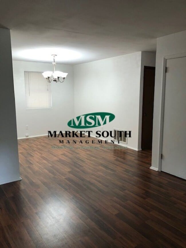 Building Photo - Convenient Southside Location