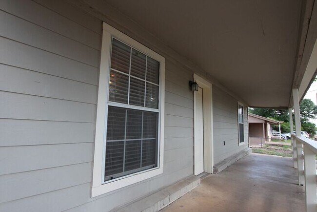 Foto del edificio - Adorable 2 Bedroom 1 Bath Home in West Tyler! Available now!