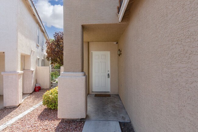 Foto del edificio - Beautiful and Gated 4 bedroom 2.5 Bath!